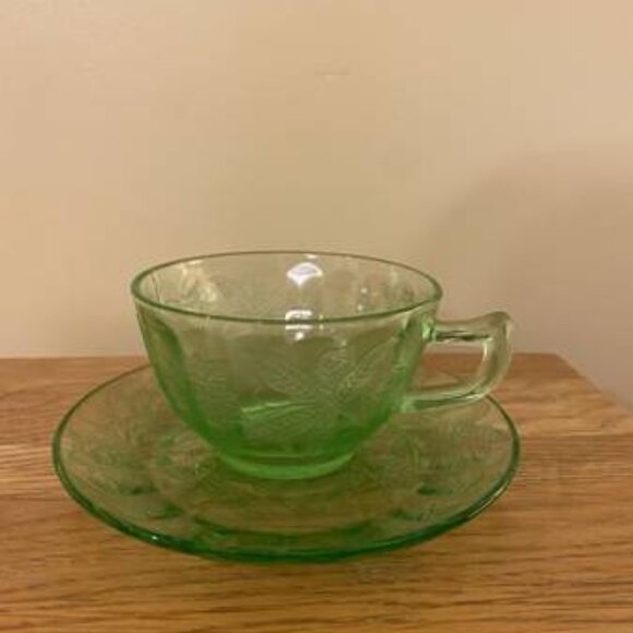 DEPRESSION GLASS GREEN CUP AND SAUCER POINSETTIA PATTERN - Picture 1 of 3